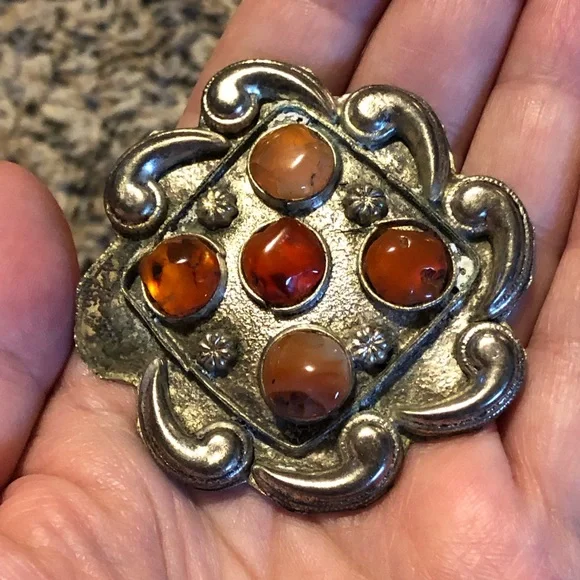 Vintage antique Scottish style white metal & stone brooch swirls - Picture 2 of 9